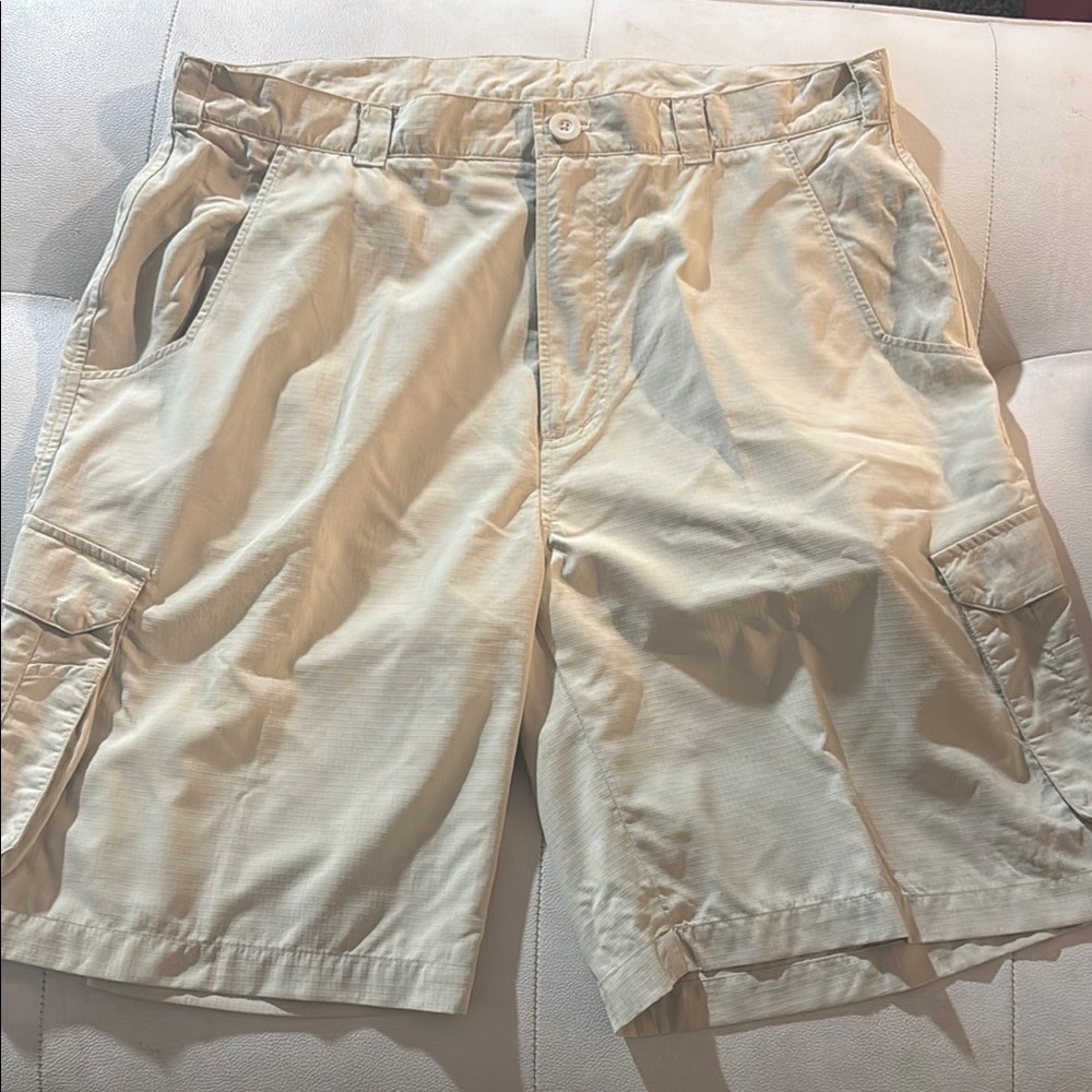 Under Armour Tan Cargo Shorts Relaxed Fit